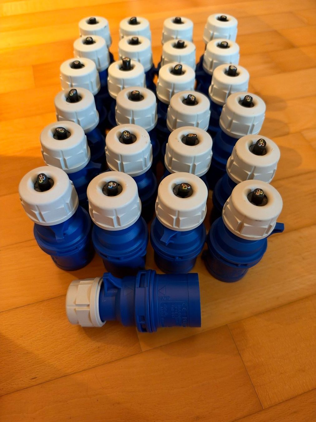 Spine: Stecker CEE16/6 230V blau PCE – Usato da Ehrendingen venduto da KOLA16