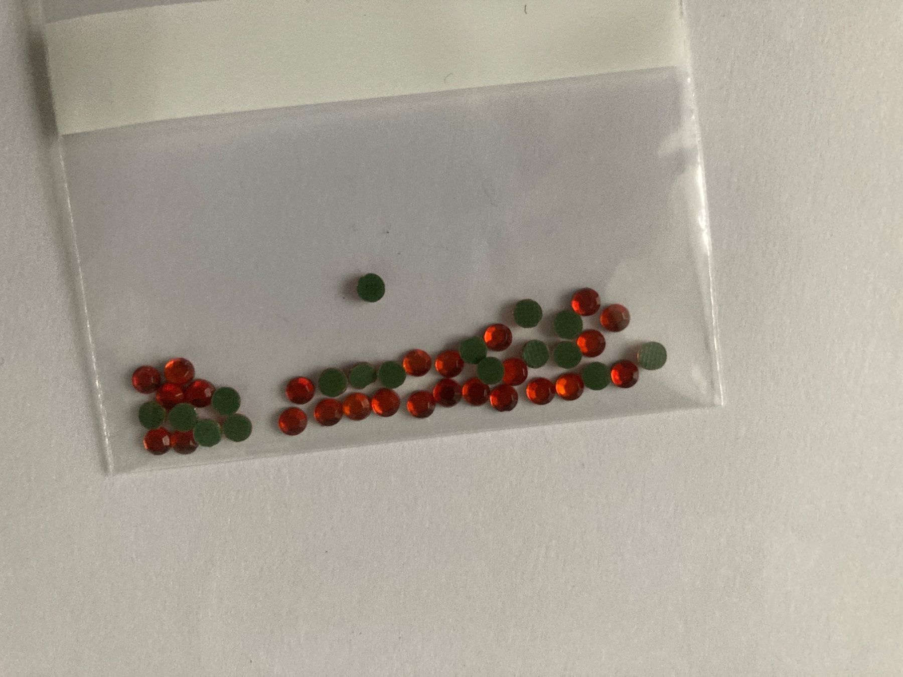 Perlen (unechte): Hotfix Strasssteine Rot 2,5 mm, 200 St. – Neu (gemäss Beschreibung) aus Erlach von Schaliko 1