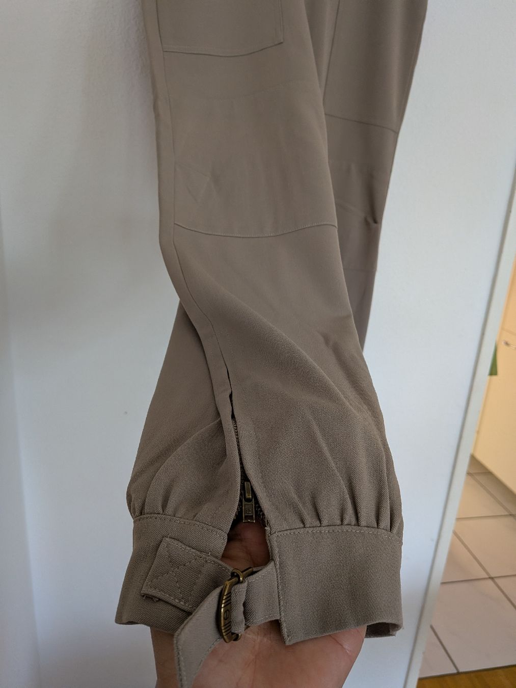 Yes Or No Pantaloni: Beige Hose mit Schnallen Gr 38 – Usato da Basel venduto da JJ.Elena 2