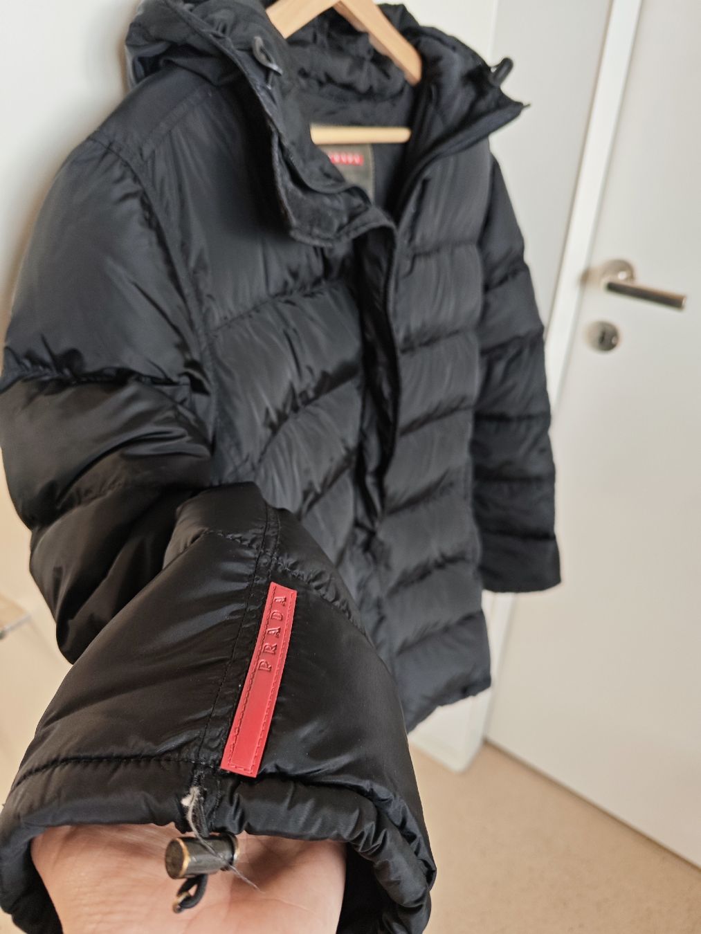 Prada Jacken: Prada Black Down Padded Jacket, Size 42, Winter Essential 🖤 – Gebraucht aus Zürich von alu_dzr7 3