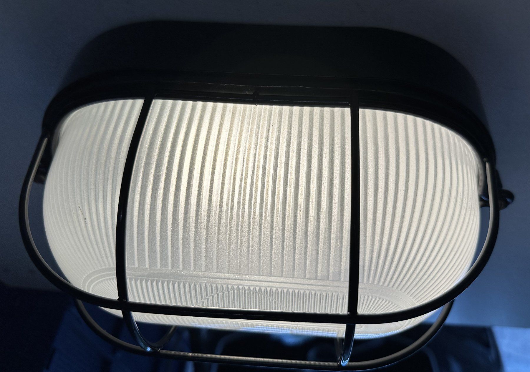 Kronleuchter & Deckenlampen: Wand.-Deckenleuchte oval schwarz E27, 230V occ. – Gebraucht aus Hergiswil NW von hpb_9bvx 1