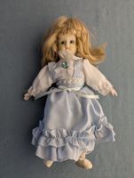 Niedliche, alte Porzellanpuppe im hellblauen Kleid, ca. 30cm