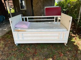 Kinderbett mit neuer Matratze