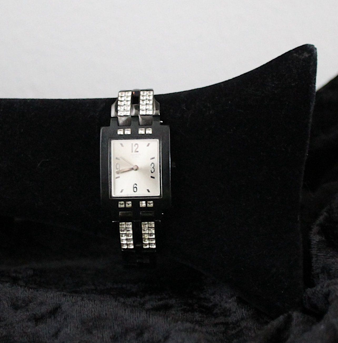 Swatch Orologi: Damenarmbanduhr Swatch mit Strasssteine – Usato da Locarno venduto da madame-tus-sauds