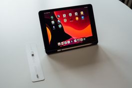 iPad 8. Gen, Pencil und premium Hülle. Top Zustand