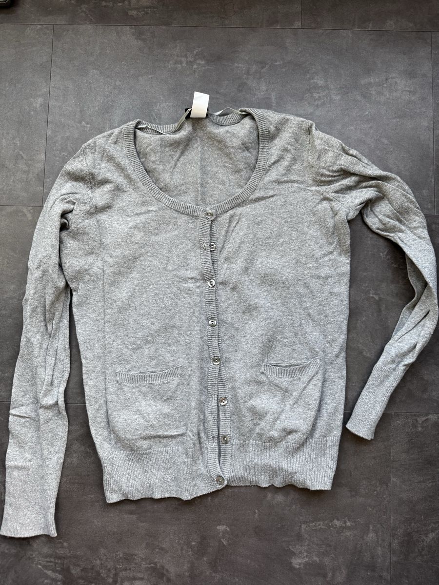 H&M Giacche: Grey Cardigan, Jäcklein in Grau – Nuovo (secondo la descrizione) da Zürich venduto da forestF4iry