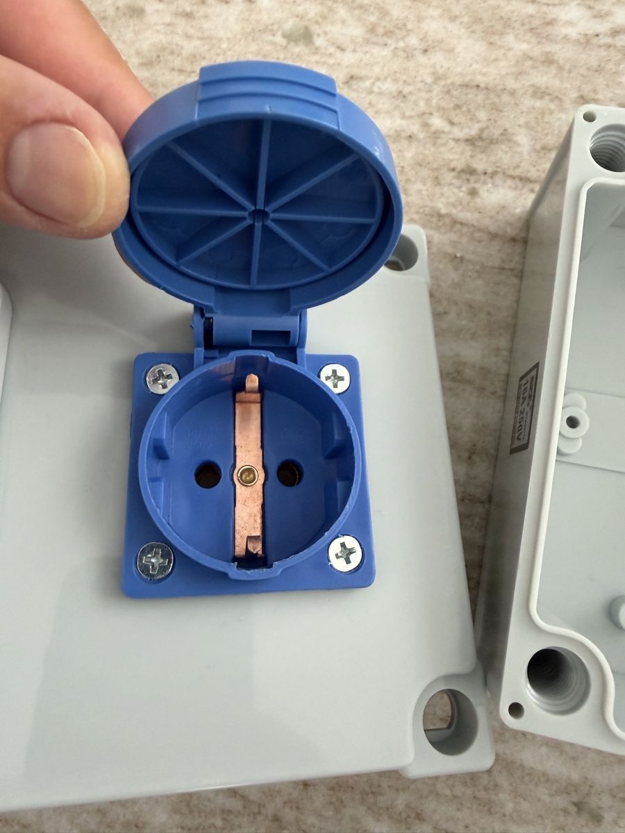 Stromzufuhr: Mobile Stromverteilung 230V mit FI/LS-Schutzschalter – Neu und originalverpackt aus Regensdorf von bugra60 3