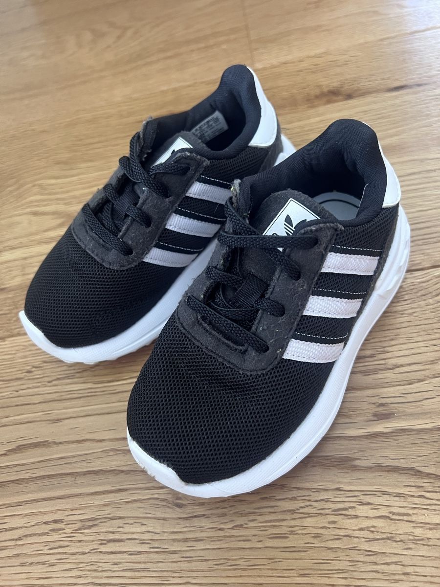 Adidas Scarpe da uomo: Adidas Sneaker Gr. 23 – Usato da Breitenbach venduto da Saskia.Betschart