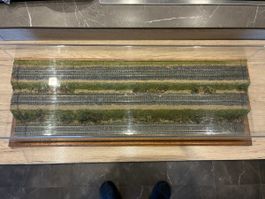 Espositore per treni in scala H0 con 3 binari
