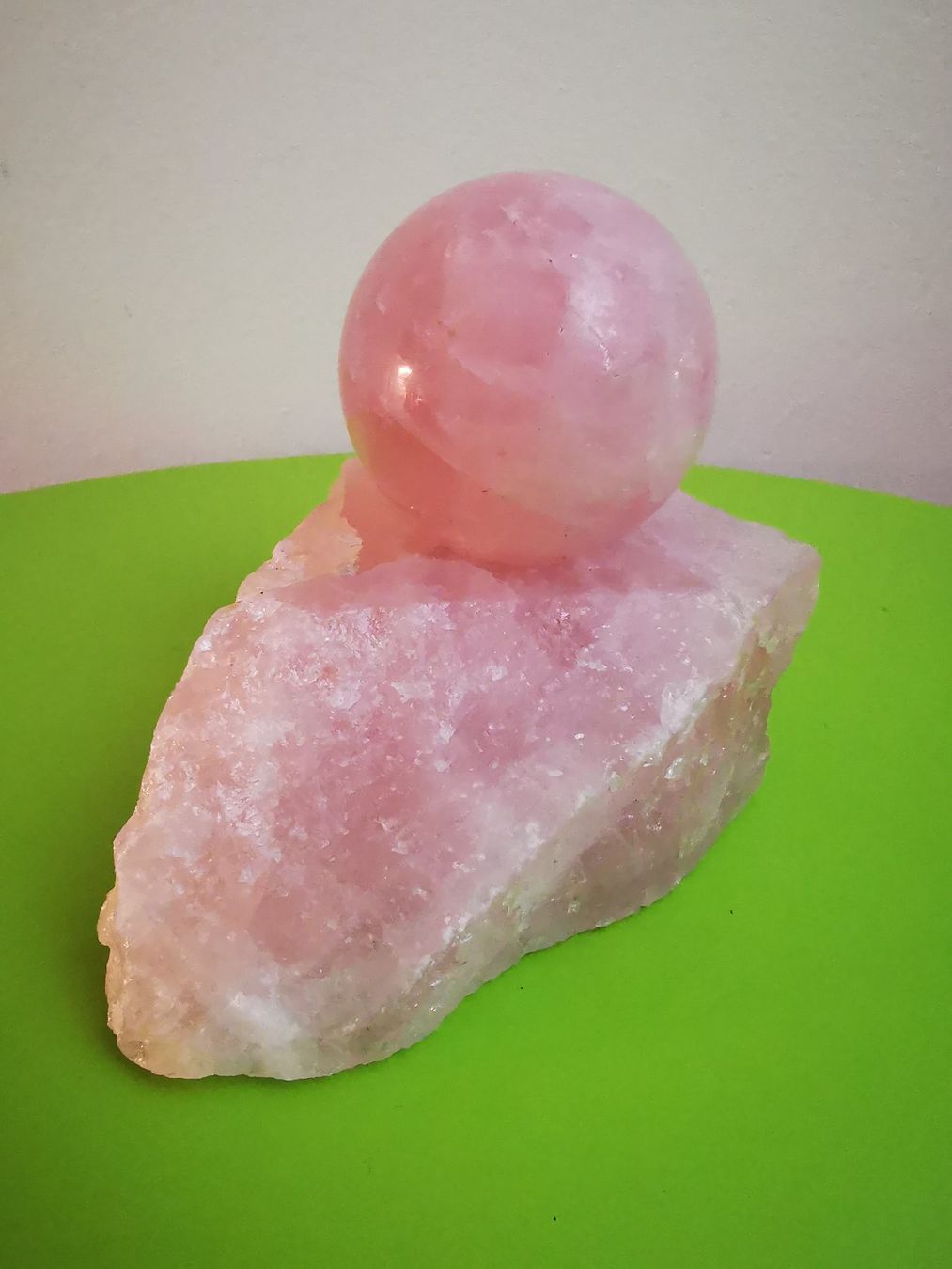 Sculture & Statue: Rosenquarz Kugel auf Sockel – Usato da Crissier venduto da froerli