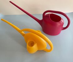 2x Giesskanne 1991 & 2003 Kunststoff gelb & rot Retro