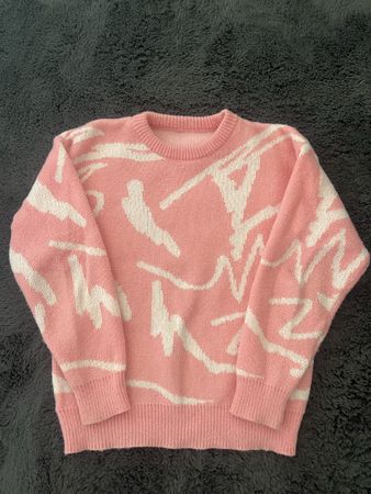 Pullover rosa mit weissem Muster in gutem Zustand