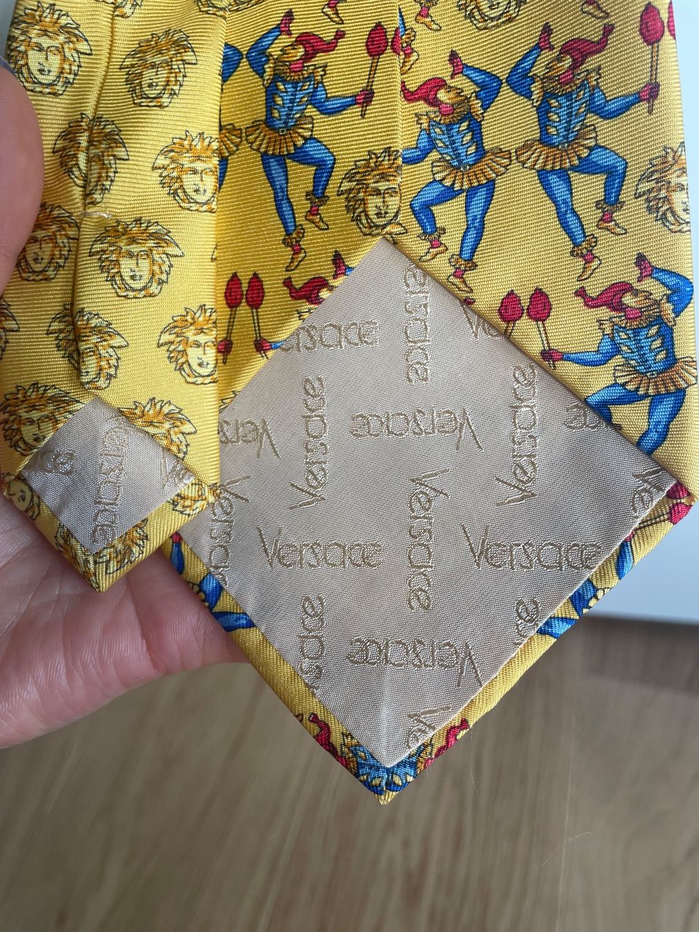 Versace Cravatte: Cravate Versace jaune motif baroque/joker – Usato da Carouge GE venduto da ynj_8ndx 3
