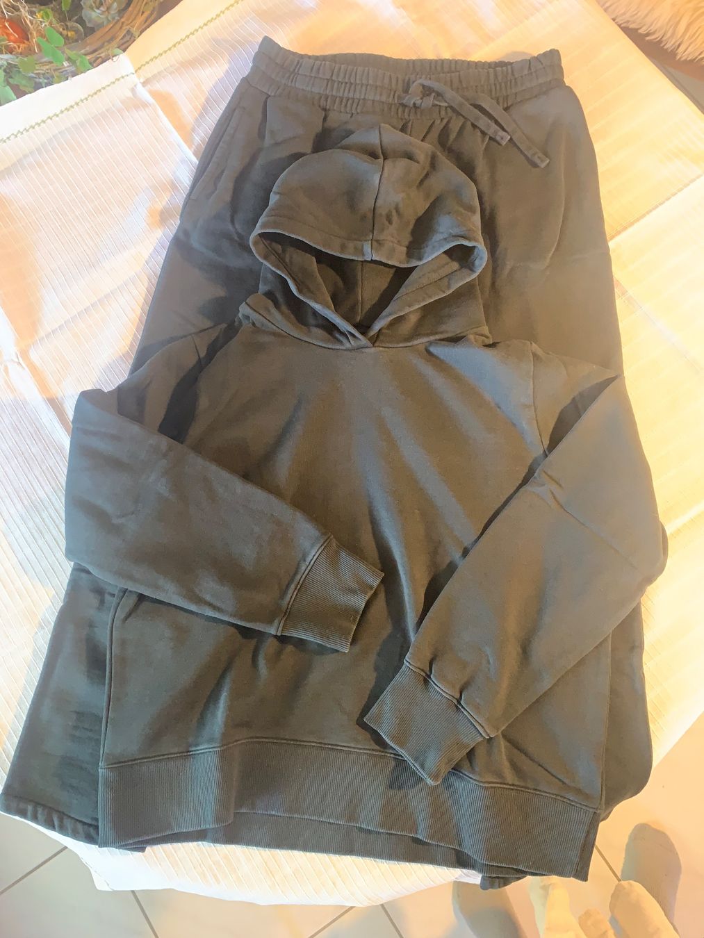 Vestiti: Joggingdress – Usato da Taegerig venduto da kat_t8hk