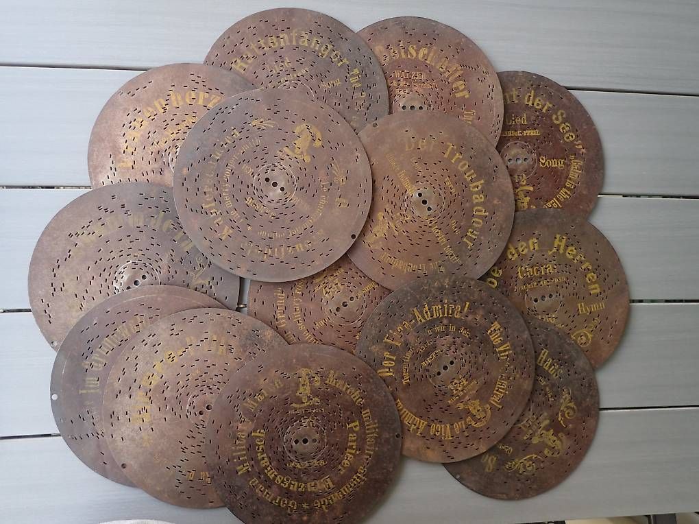 Piatti di portata: Alte Antike Polyphon  Platten / Lochplatten – Usato da Reinach BL venduto da Glockenblumen 1