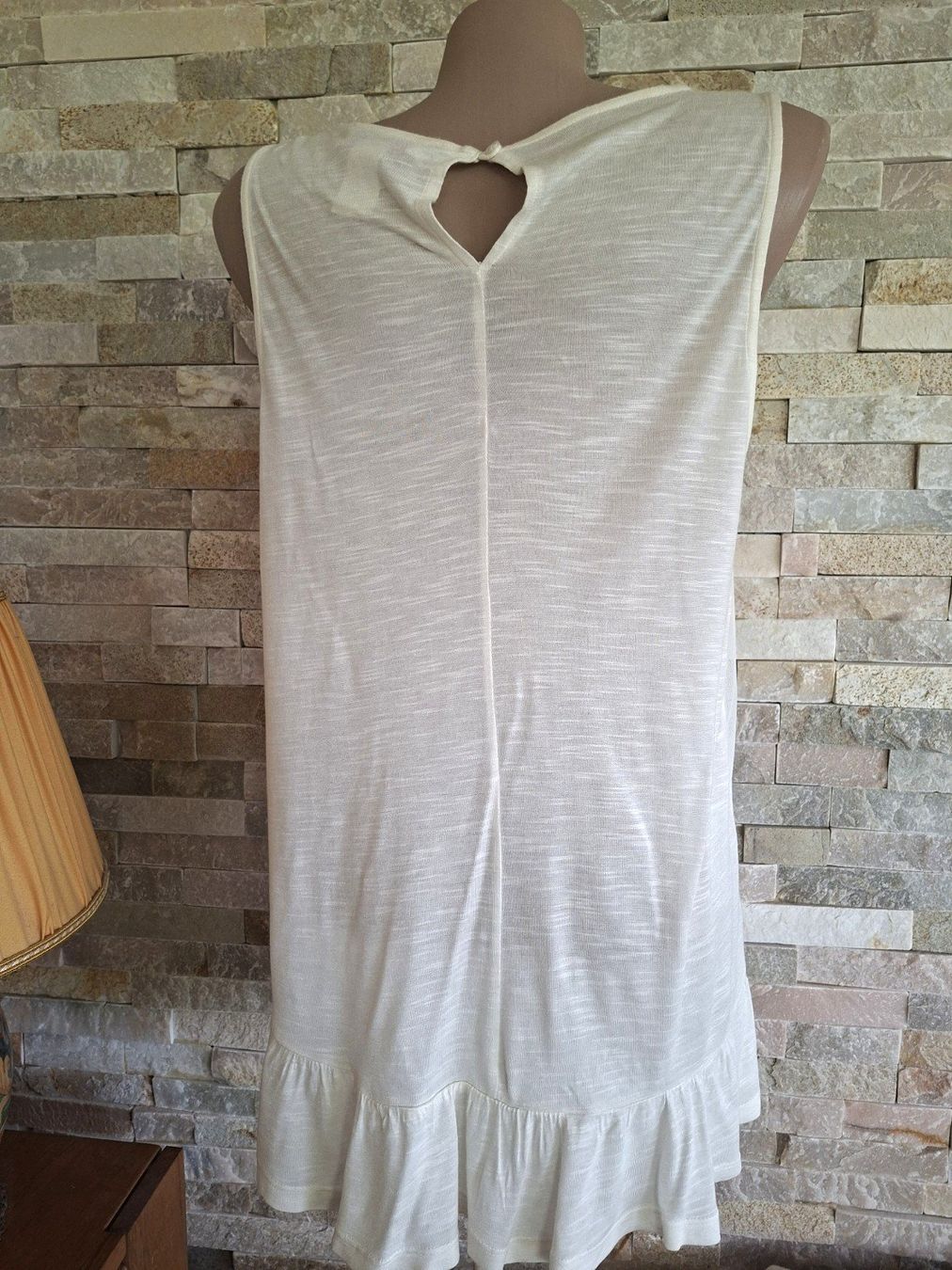 Top: Débardeur avec broderie -TESINI - Taille 36 CH – Usato da boudry venduto da Let_20 3