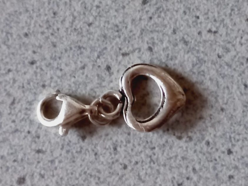 Ciondoli: Kleiner Hertz Anhänger mit Silber Karabiner – Nuovo e nell'imballaggio originale da Winistorf venduto da acreativ4