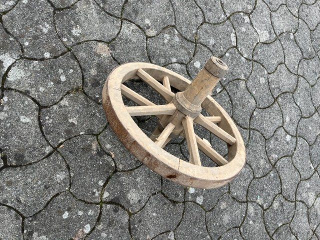 Pneumatici & Ruote complete: Antikes Holzrad Durchmesser ca. 60 cm – Usato da Altbüron venduto da Februar26 2