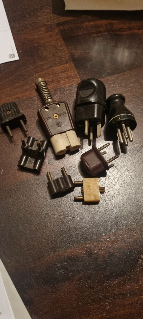 Componenti elettronici: Alte Bakelit . Netzstecker  Elektro Teil verschiedene Teile – Usato da Basel venduto da Jcva 7