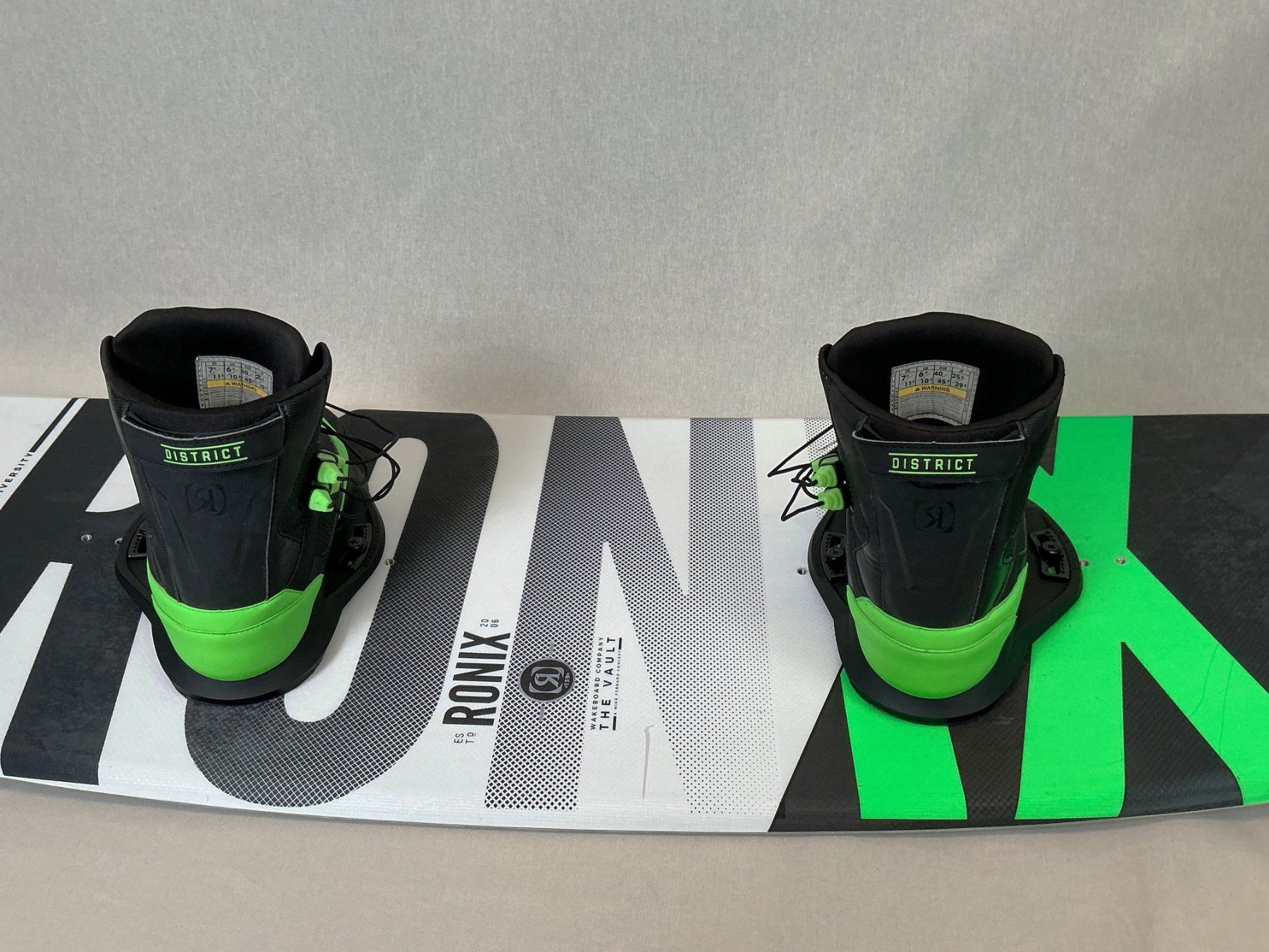 Ronix Tavole da surf e di nuoto: RONIX Wakeboard the Vault 140 cm Gr. 40 - 45.5 – Usato da Richterswil venduto da Restwert_Richterswil 2