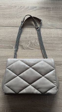 Elegante gesteppte Handtasche mit Kettenriemen