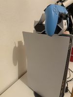 •	PS5 Disc Edition + DualSense Controller + Ladestation