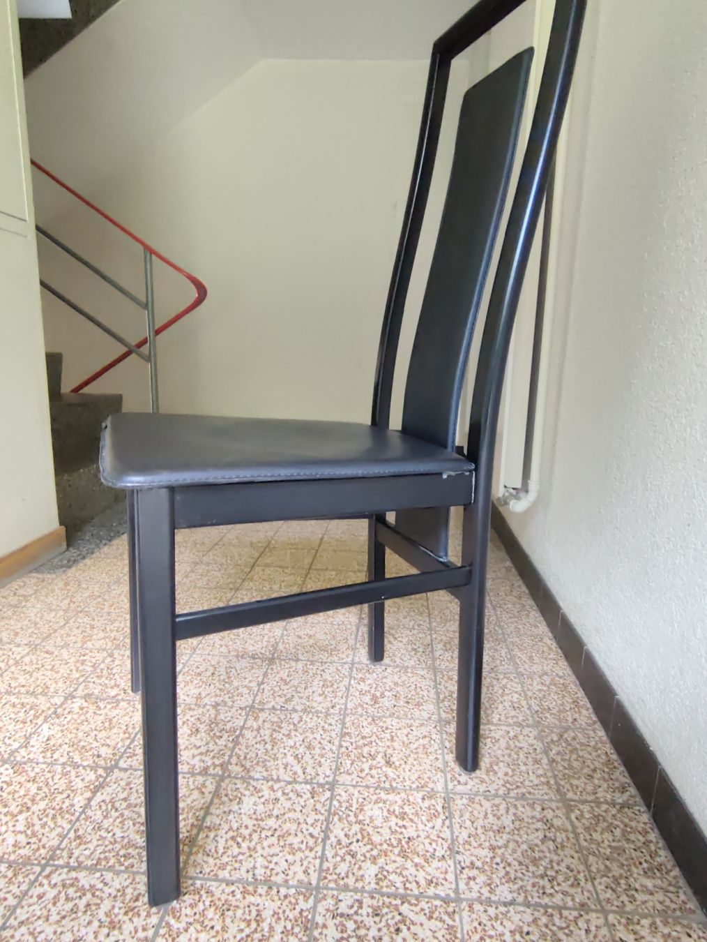 Stühle: Sedia in ecopelle nera, seduta comoda, 8 pezzi – Gebraucht aus Buchs AG von ben_t82v 2