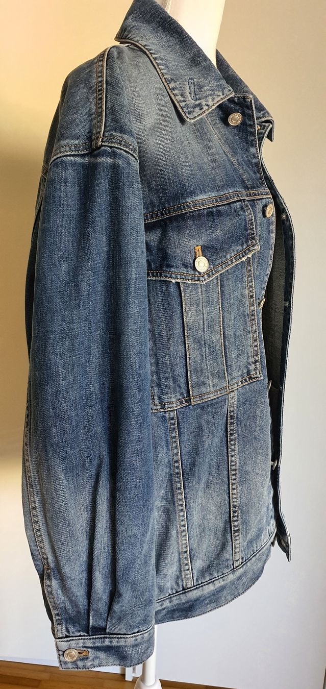 Givenchy Giacche: Givenchy Blue Denim Oversized 4G Chain Jacket – Nuovo e nell'imballaggio originale da Basel venduto da Kristal4 3
