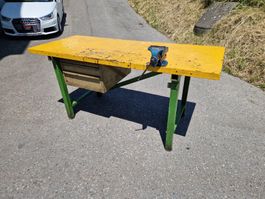 Werkbank mit Schubladen und Schraubstock