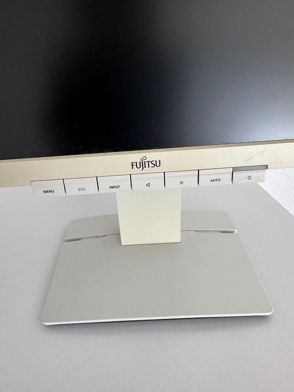 Monitor: Fujitsu Display – Usato da St. Gallen venduto da Zimi1 1
