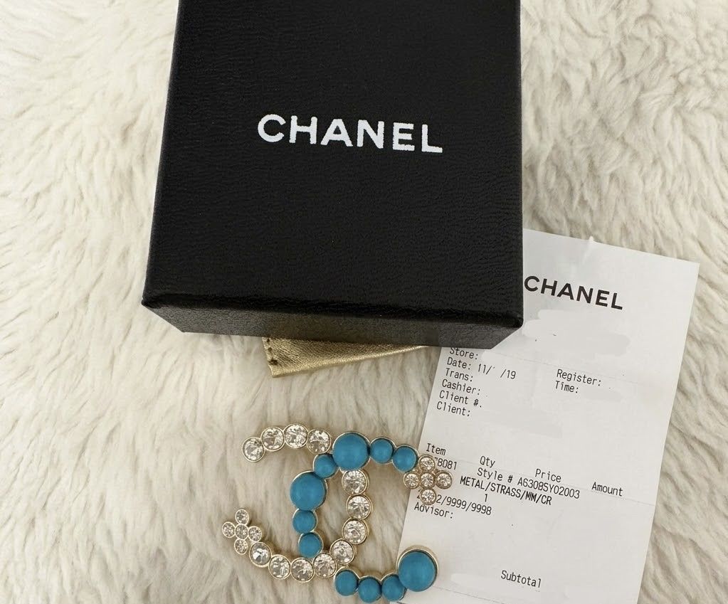 Chanel Broschen & Nadeln: CHANEL CC Brosche Gold mit Strass & Türkis-Perlen – Neu (gemäss Beschreibung) aus Dörflingen von Raskan