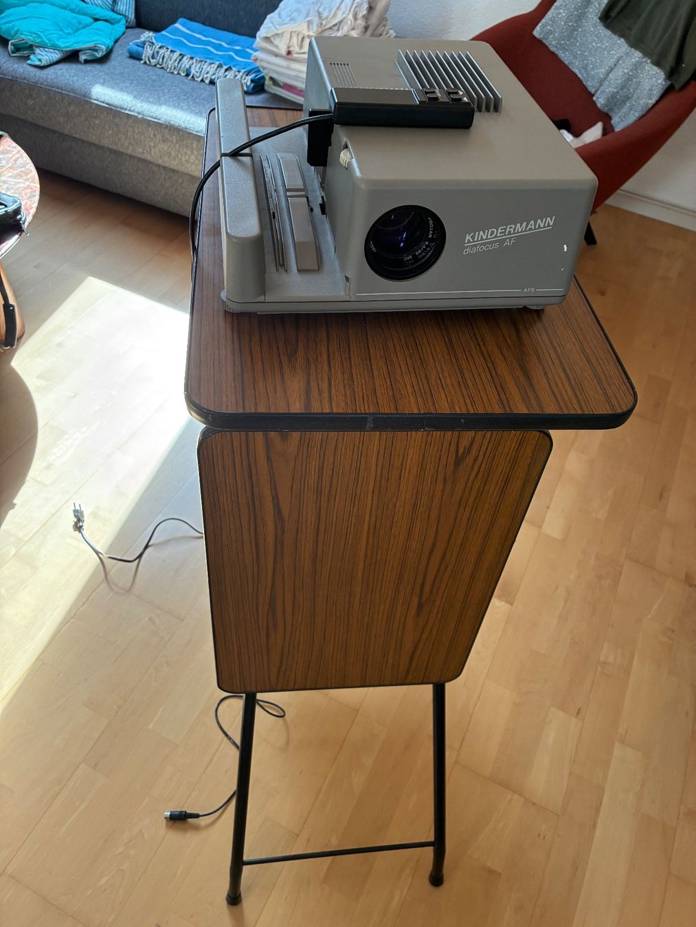 Home Cinema: Dia-Projektor Kindermann AF 6 mit Tisch – Usato da Luzern venduto da Waland1 1