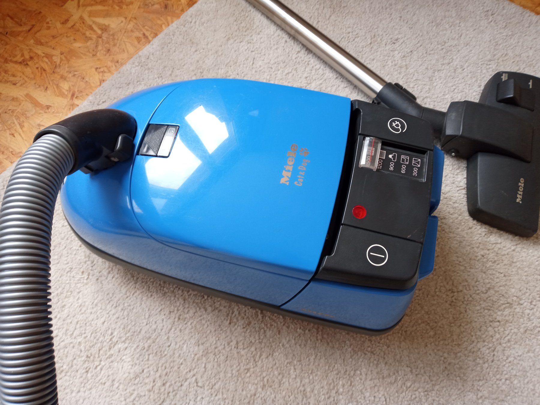 Miele Aspirapolveri & Accessori: Staubsauger Miele Cat&dog 1500w – Usato da Prez-vers-Siviriez venduto da Monija70 1