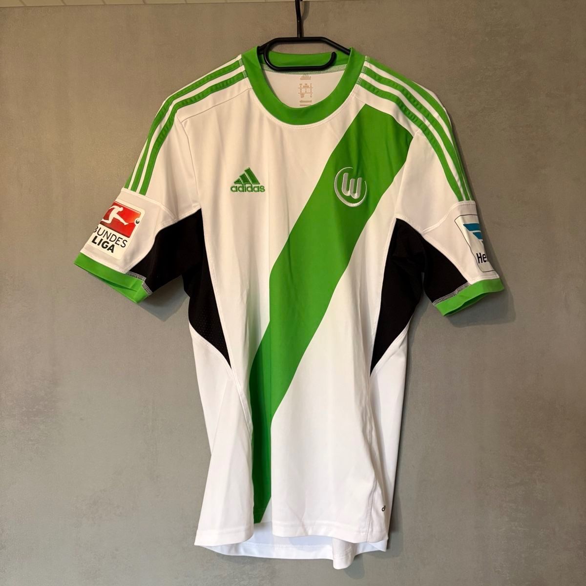 Adidas Canottiere & Pantaloni: 2013-14 VfL Wolfsburg Trikot Original – Usato da Rossemaison venduto da Carduelis