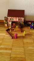 Holzbauernhof mit Tieren und Traktor