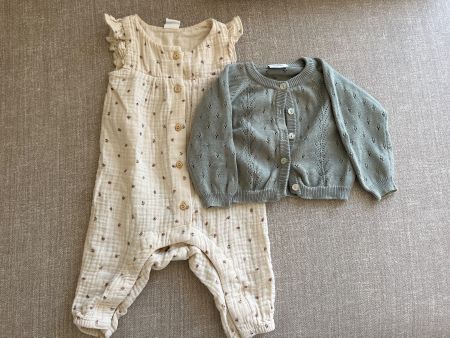 H&M Jumpsuit + grünes Hust & Claire Strickjäckchen Gr. 62
