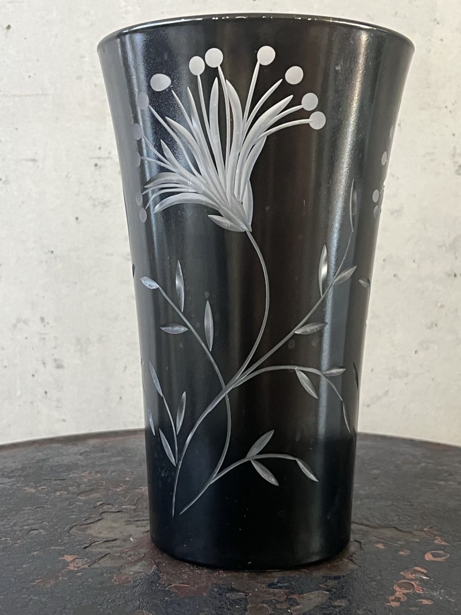 Vasi & Recipienti: Antike Glasvase mit eingeschliffenen Blumen – Usato da Wabern venduto da La-Vitrine