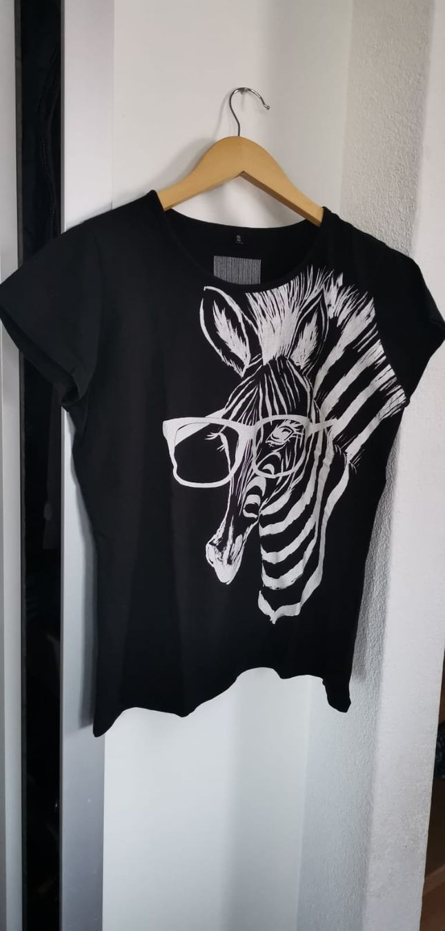 T-shirt: Shirt Zebra Rainbow / Grösse 40/42 – Usato da Uetendorf venduto da Heyhey3661