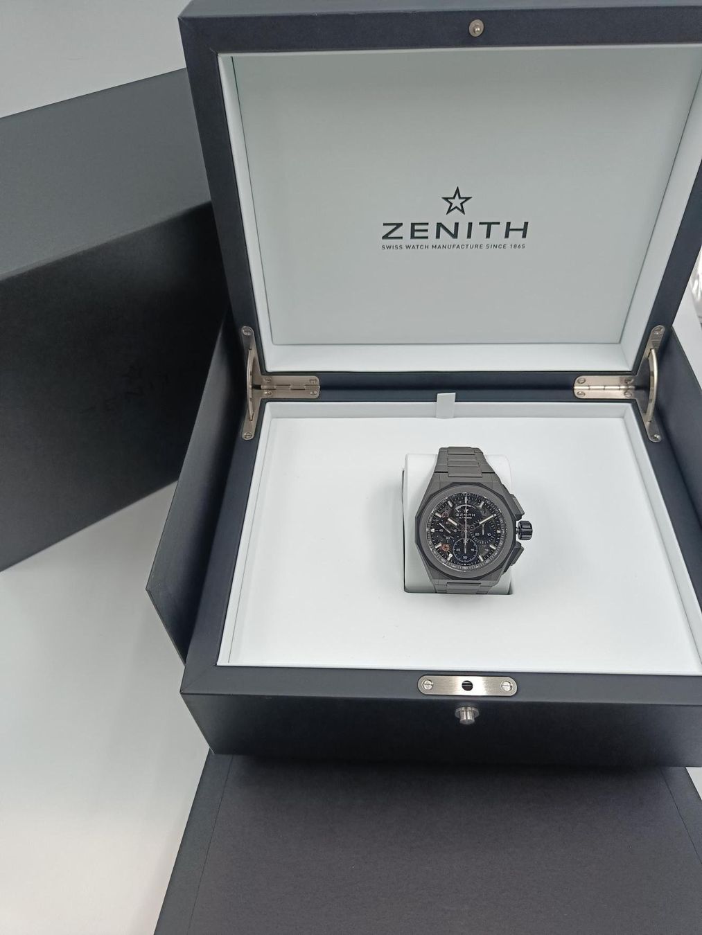 Zenith Orologi: ZENITH "DEFY EXTREME" MIT MIKROGESTRAHLTEM TITAN, 45 MM – Nuovo (secondo la descrizione) da Luzern venduto da EdiGem 1