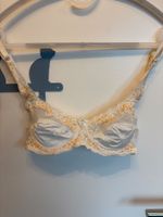 Soutien-gorge en dentelle écrue avec délicats détails orange
