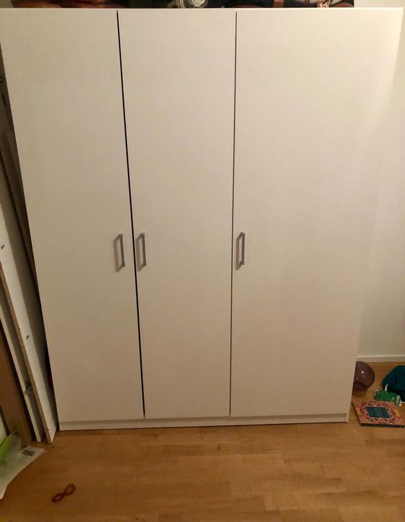 Armoire 3 portes IKEA DOMBAS Acheter sur Ricardo