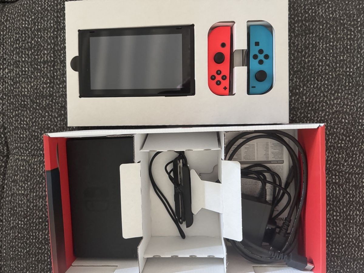 Nintendo Console: Nintendo Switch mit OVP  – Nuovo (secondo la descrizione) da Nänikon venduto da Snorlaxtheplayer 1