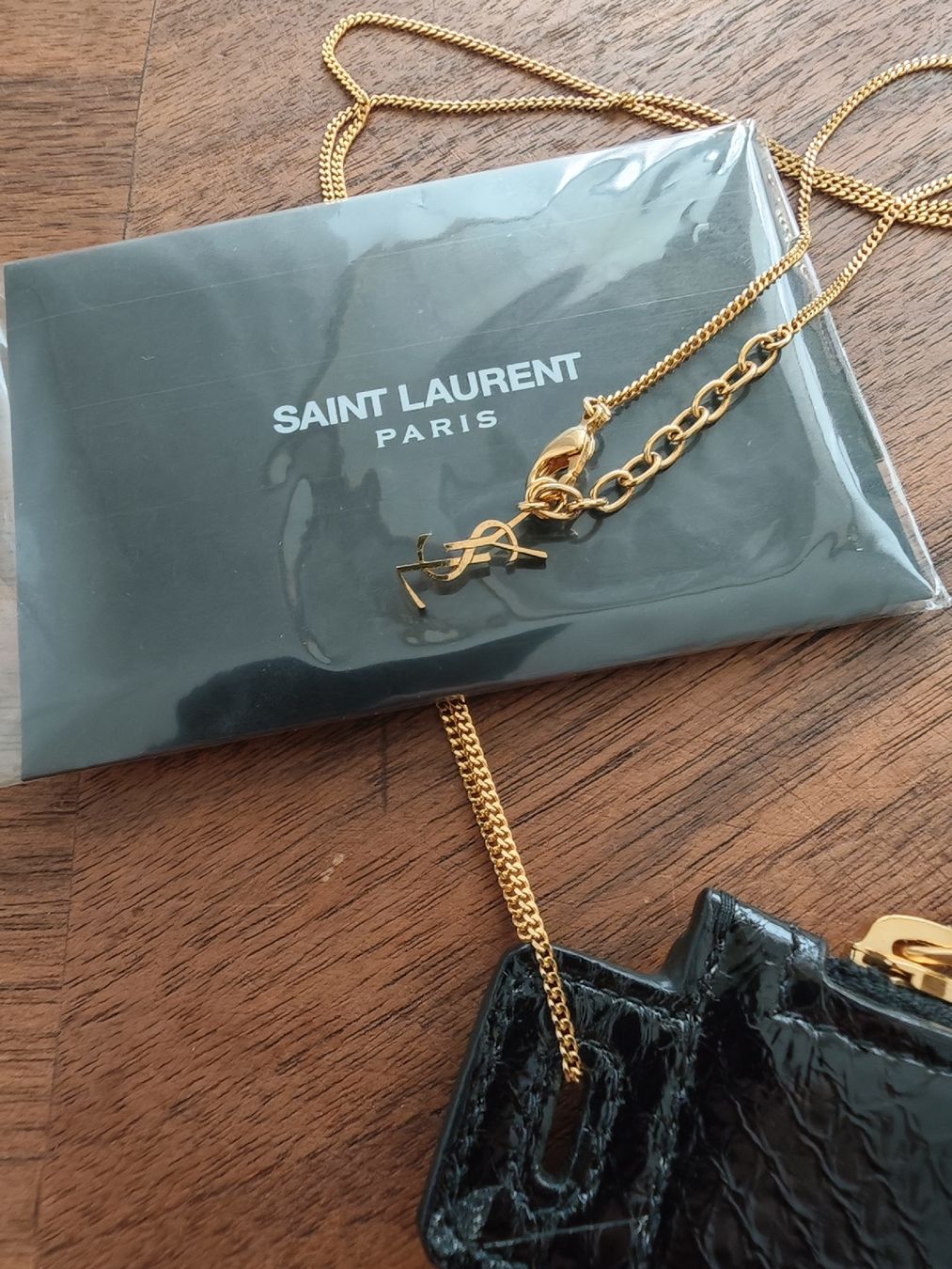 Saint Laurent Borse da donna: SAINT LAURENT Etui Clutch mit Logokette – Nuovo (secondo la descrizione) da Erlenbach ZH venduto da nlh 1