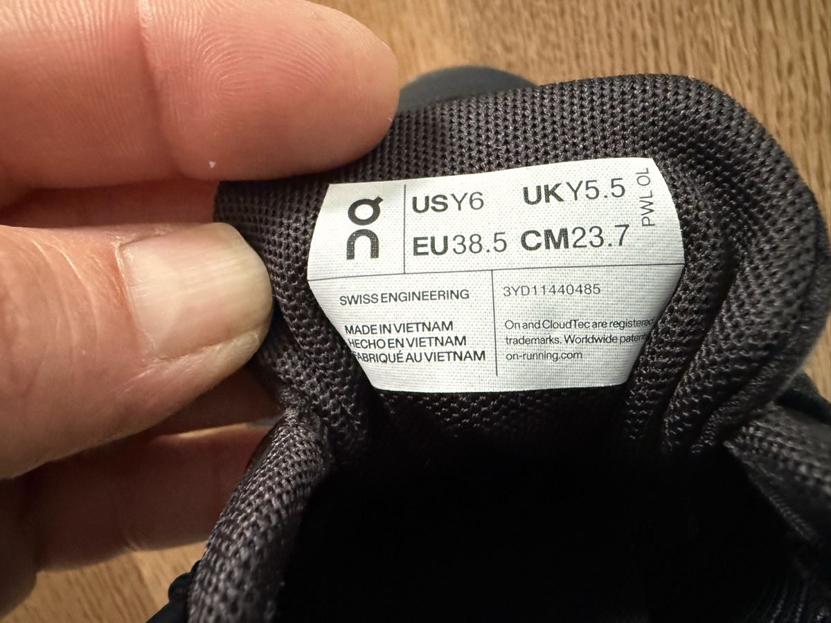 On Scarpe per ragazzi: On Cloud Sky Kinderschuh Grösse 38.5 Schwarz – Usato da Flaach venduto da wetzgis 3
