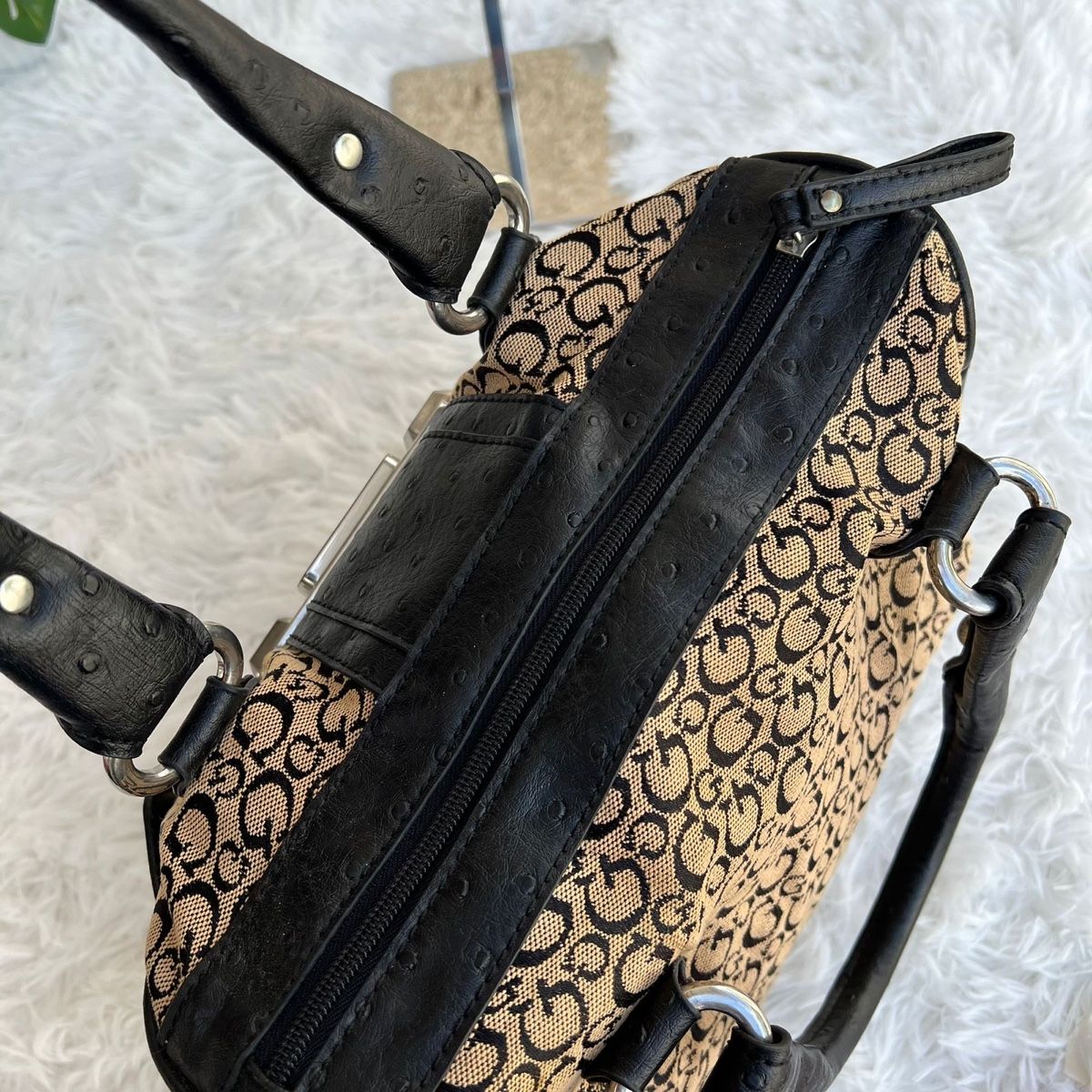Guess Borse da donna: Guess Handtasche, mittlere Grösse – Usato da Eggenwil venduto da CNSRVINTAGE 1