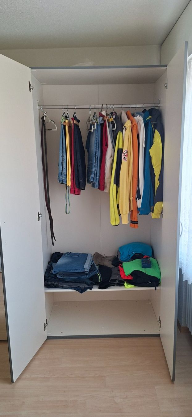 Schränke: Kleiderschrank – Gebraucht aus Männedorf von Mis_nl7l 3