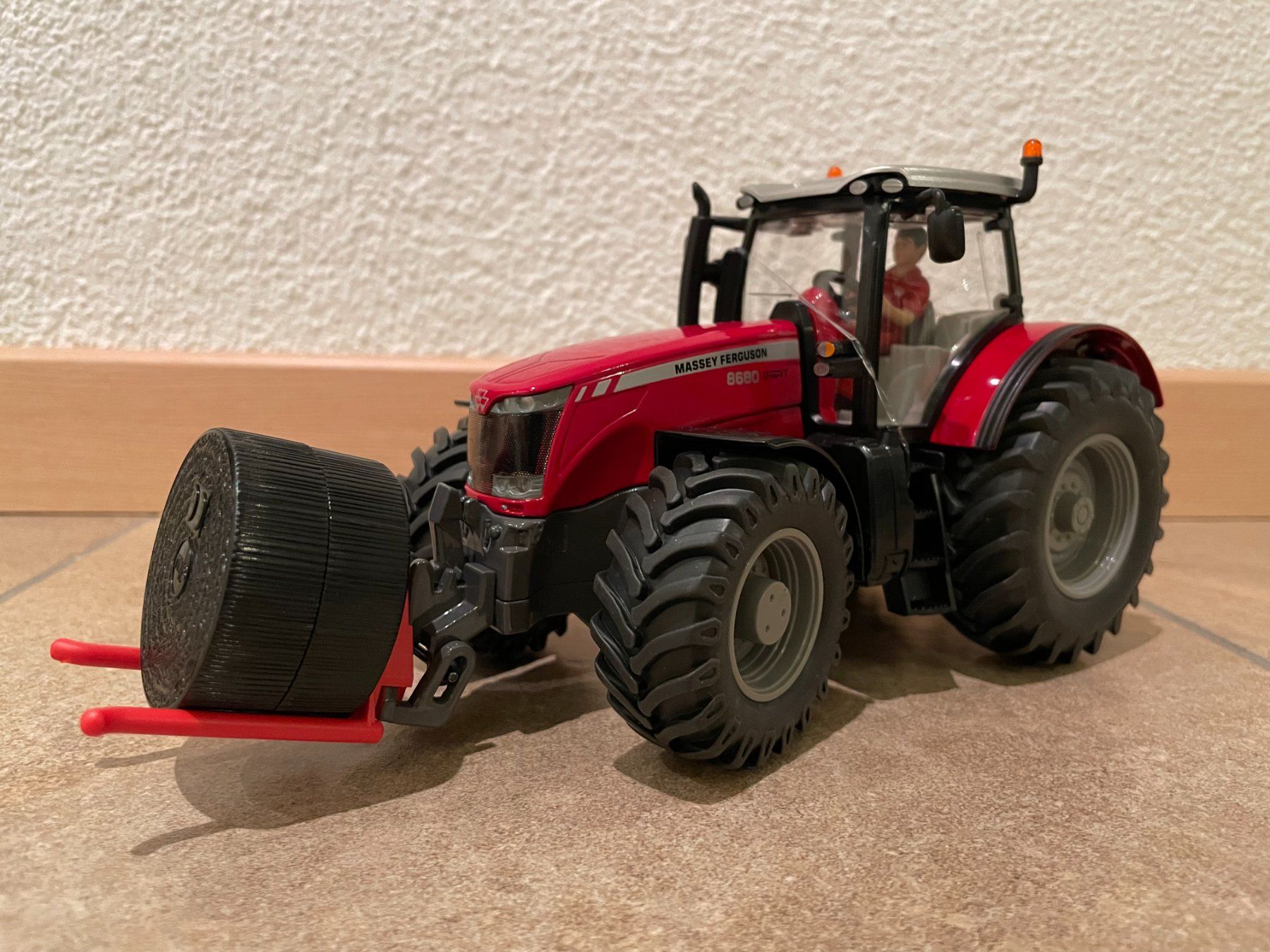 Massey Ferguson Trattori: SIKU Massey Ferguson 8680 mit Siloballengabel – Nuovo e nell'imballaggio originale da Kreuzlingen venduto da Stefan1150