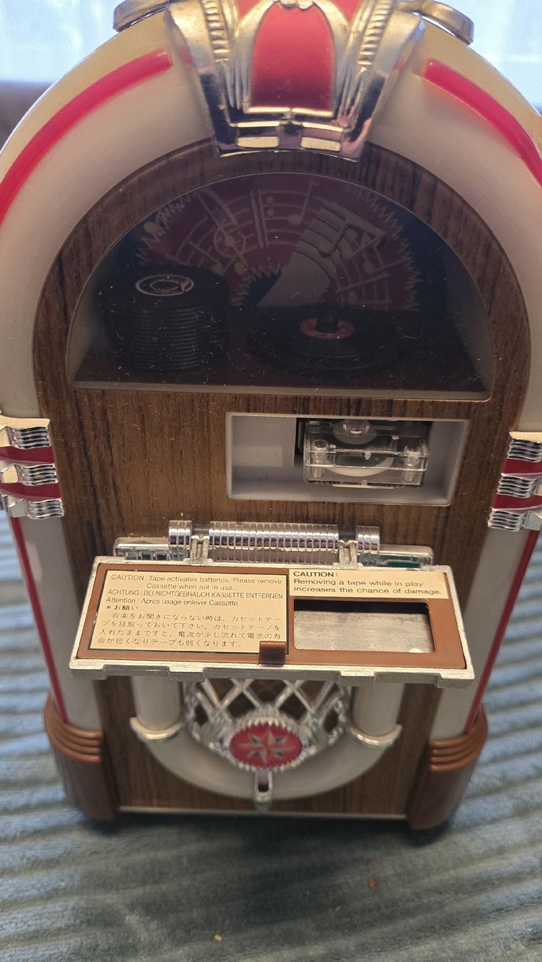 Jukebox: Kleines Jukebox Modell mit 5 Mini-Kassetten  – D'occasion à Uzwil par BrokiFloh 3