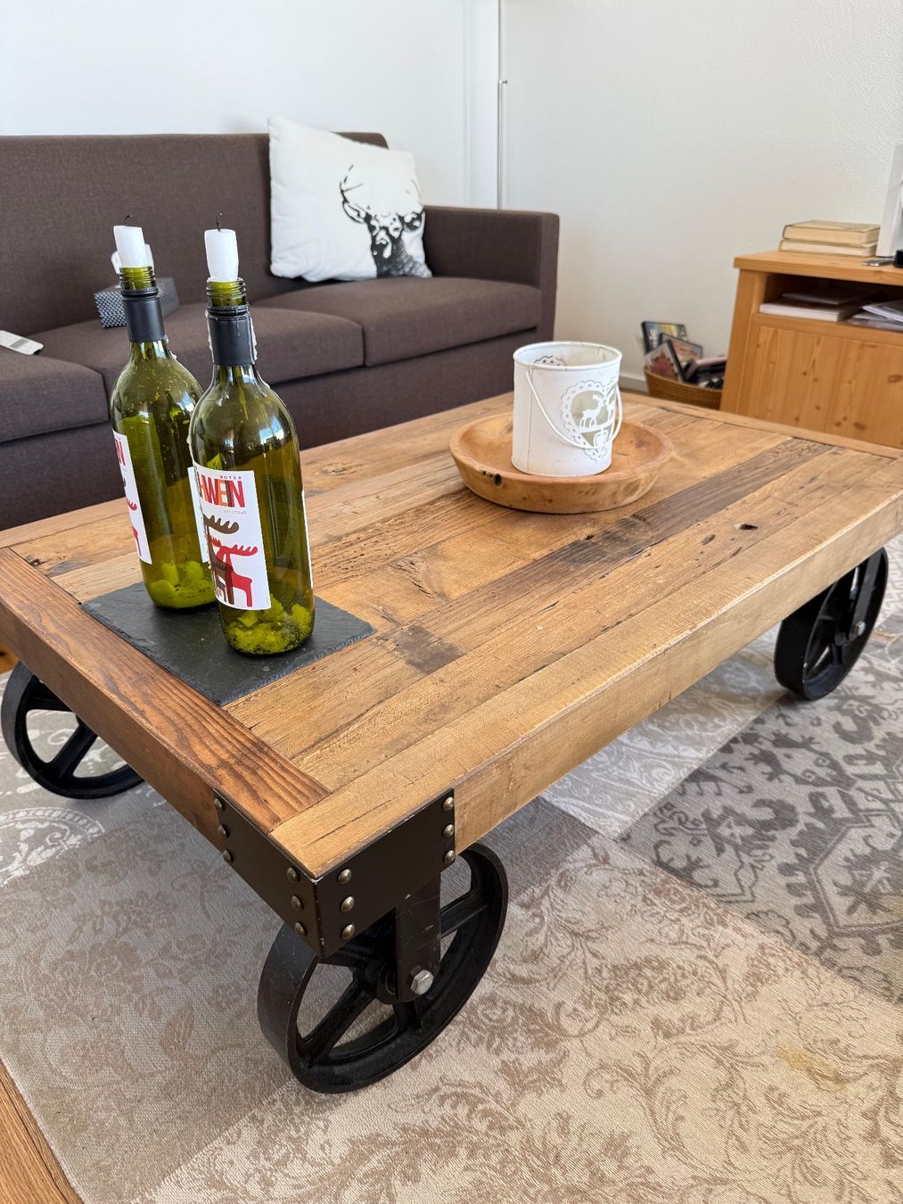 Tavoli: Rustikaler Couchtisch auf Rollen - industrial Style – Usato da Richterswil venduto da Tecnovel