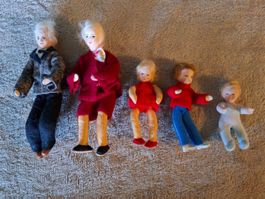 Wir sind eine Fünfköpfige Puppenhausfamilie von Erna Meyer